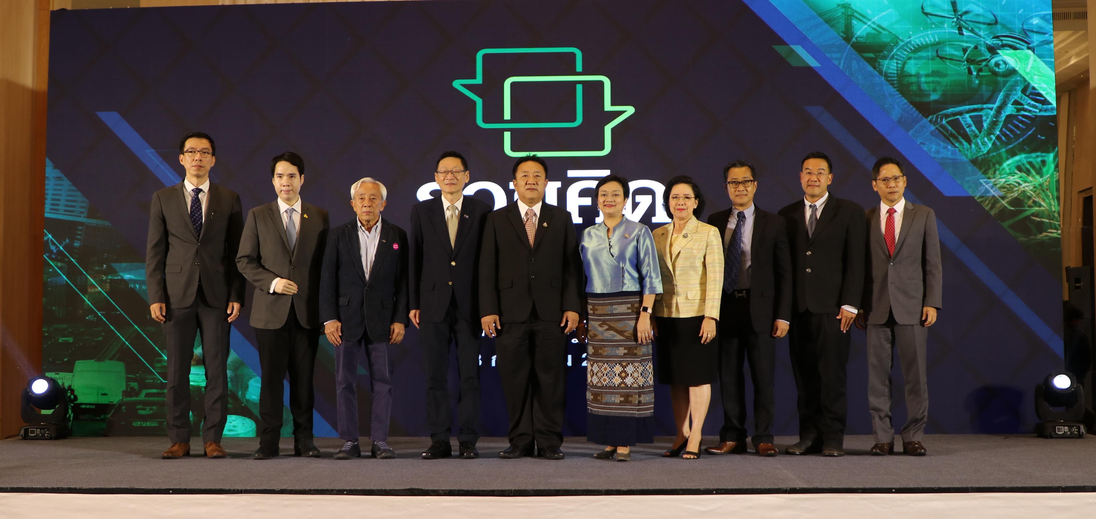 <p><strong>กระทรวงพาณิชย์ ปรับกลยุทธ์มุ่งสู่เศรษฐกิจใหม่ และเปิดตัวระบบ Big Data ยกระดับสินค้าเกษตร</strong></p>

<p>&nbsp;</p>

<p>&nbsp; &nbsp; &nbsp; &nbsp; &nbsp; &nbsp; &nbsp; &nbsp; &nbsp; &nbsp; สำนักงานนโยบายและยุทธศาสตร์การค้า กระทรวงพาณิชย์ จัดงาน &ldquo;ร่วมคิด ร่วมค้า ท้าทายเศรษฐกิจโลก: การรับฟังความคิดเห็นเพื่อพัฒนากลยุทธ์การค้าเศรษฐกิจใหม่&rdquo; ในวันนี้ (พุธที่ 18 กันยายน 2562)&nbsp; &nbsp; &nbsp; &nbsp; &nbsp; ณ โรงแรม Swissotel กรุงเทพ รัชดา เพื่อรับฟังความคิดเห็นยุทธศาสตร์การค้าเศรษฐกิจใหม่&nbsp; (New Economy) พร้อมเปิดตัวระบบประมวลผล Big Data สินค้าเกษตรสำคัญ เพื่อใช้ขับเคลื่อนภารกิจหลักของกระทรวงพาณิชย์ให้เกิดผลอย่างเป็นรูปธรรม โดยมี นายทรงศักดิ์ ส่งเสริมอุดมชัย ผู้ช่วยเลขานุการรัฐมนตรีว่าการกระทรวงพาณิชย์ ให้เกียรติเป็นประธานเปิดงาน</p>

<p><img src="http://uploads.tpso.go.th/image-20230807153125-1.jpeg" style="height:569px; width:1200px" /></p>

<p>&nbsp; &nbsp; &nbsp; &nbsp; &nbsp; &nbsp; &nbsp; &nbsp; &nbsp; &nbsp; นายทรงศักดิ์ ส่งเสริมอุดมชัย กล่าวระหว่างเปิดงานว่า กระทรวงพาณิชย์ตระหนักถึงความสำคัญของการเปลี่ยนแปลงของบริบทโลกในปัจจุบันไปสู่ยุคเศรษฐกิจใหม่ (New Economy) ซึ่งนำมาสู่การจัดงานครั้งนี้เพื่อนำความคิดเห็นจากผู้เกี่ยวข้องทุกภาคส่วนมากำหนดกรอบนโยบายการพัฒนาการค้าในยุคเศรษฐกิจใหม่แบบองค์รวมที่เกี่ยวข้องในหลายมิติ ได้แก่ การพัฒนาศักยภาพธุรกิจ แนวทางการยกระดับปัจจัยแวดล้อมที่ส่งเสริมการเติบโตของธุรกิจ การปรับปรุงมาตรการสนับสนุนต่างๆ ที่เอื้ออำนวยการเชื่อมโยงกับห่วงโซ่คุณค่ากับภูมิภาคและโลก และการปรับรูปแบบธุรกิจแนวใหม่ ซึ่งครอบคลุมเศรษฐกิจใหม่และธุรกิจบริการ 4 สาขาหลักที่ประเทศไทยมีศักยภาพ ได้แก่ เศรษฐกิจชีวภาพ (Bio Economy) เศรษฐกิจหมุนเวียน (Circular Economy) ธุรกิจ Digital Contents และธุรกิจโลจิสติกส์ด้านการค้า (Trade Logistics) ซึ่งกระทรวงพาณิชย์มุ่งหวังให้เศรษฐกิจใหม่ใน 4 สาขานี้เป็นอีกหนึ่งกลไกในการเพิ่มมูลค่าการค้าด้วยการใช้เทคโนโลยี องค์ความรู้ และนวัตกรรมที่จะทำให้เกิดการสร้างธุรกิจใหม่ที่มีความสามารถในการแข่งขันสอดคล้องกับการเปลี่ยนแปลงของบริบทโลกยุคใหม่</p>

<p><img src="http://uploads.tpso.go.th/image-20230807153150-2.jpeg" style="height:800px; width:1200px" /></p>

<p>&nbsp; &nbsp; &nbsp; &nbsp; &nbsp; &nbsp; &nbsp; &nbsp; &nbsp; &nbsp; บริบทโลกยุคใหม่และความท้าทายที่ธุรกิจทั่วโลกต้องเผชิญและเร่งปรับตัว ได้แก่ 1. ประเด็นด้านการเมืองระหว่างประเทศและภูมิรัฐศาสตร์ 2. ผลกระทบจากเทคโนโลยี 3. การเปลี่ยนแปลงทางสังคม และ&nbsp; &nbsp;4. ปัจจัยด้านสภาพสิ่งแวดล้อม จากบริบทโลกยุคใหม่และความท้าทายเหล่านี้ จะนำไปสู่การปรับตัวของธุรกิจยุคเศรษฐกิจใหม่ หรือ New Economy ที่มีลักษณะเป็นเศรษฐกิจฐานคุณค่า (Value Economy) คือทำน้อยแต่ได้ผลมาก (Less for More) ตามแนวคิดของนโยบายประเทศไทย 4.0 ที่ใช้แนวคิด Demand Driven และ Value Creation คือใช้ความต้องการตลาดนำการผลิต และเน้นการเพิ่มมูลค่าด้วยเทคโนโลยี นวัตกรรม ดิจิทัล และความคิดสร้างสรรค์ ตลอดจนบูรณาการระหว่าง Sector ที่ส่งเสริมซึ่งกันและกัน เชื่อมโยงเป็น Cluster และ Value Chain เศรษฐกิจใหม่ไม่เพียงตอบโจทย์ด้านธุรกิจเท่านั้น แต่ยังจะช่วยแก้ไขปัญหาสังคมและสิ่งแวดล้อม นำไปสู่การพัฒนาอย่างสมดุล ลดความเหลื่อมล้ำและเติบโตไปด้วยกันอย่างยั่งยืน (Inclusivity &amp; Sustainability)</p>

<p><img src="http://uploads.tpso.go.th/image-20230807153215-3.jpeg" style="height:800px; width:1200px" /></p>

<p>&nbsp; &nbsp; &nbsp; &nbsp; &nbsp; &nbsp; &nbsp; &nbsp; &nbsp; &nbsp; ด้านนางสาวพิมพ์ชนก วอนขอพร กล่าวเพิ่มเติมว่า กระทรวงพาณิชย์ ในฐานะหน่วยงานภาครัฐมีหน้าที่ส่งเสริมสนับสนุนและอำนวยความสะดวก (Facilitator) ด้วยการสร้างสภาพแวดล้อม (Ecosystem) การให้บริการ การอำนวยความสะดวกทางการค้า (Trade Facilitation) และส่งเสริมให้ประกอบธุรกิจได้ง่ายขึ้น (EoDB : Ease of Doing Business) เช่น การบริการออนไลน์ (E-Service) เป็นต้น ตลอดจนสนับสนุนการใช้เทคโนโลยีและนวัตกรรมเพื่อปรับปรุงการให้บริการ รวมทั้งส่งเสริมให้ภาคเอกชนมีบทบาทนำ โดยมีเป้าหมายร่วมกันเพื่อบุกตลาดและพัฒนาธุรกิจไปข้างหน้า</p>

<p><img src="http://uploads.tpso.go.th/image-20230807153410-4.jpeg" style="height:800px; width:1200px" /></p>

<p>&nbsp; &nbsp; &nbsp; &nbsp; &nbsp; &nbsp; &nbsp; &nbsp; &nbsp; &nbsp; การเตรียมความพร้อมเข้าสู่เศรษฐกิจใหม่ ยังต้องให้ความสำคัญกับการมีข้อมูลที่เหมาะสม&nbsp; ถูกต้อง และทันสมัย เพื่อนำมาวิเคราะห์ประกอบการตัดสินใจและใช้ประโยชน์ ซึ่งการจัดงานครั้งนี้ได้เปิดตัวระบบ&nbsp; &nbsp;Big Data เพื่อแสดงให้เห็นถึงการนำข้อมูลและเทคโนโลยีมาใช้ในการขับเคลื่อนเศรษฐกิจยุคใหม่ โดยมีรูปแบบการนำเสนอผ่าน Dashboard ที่นำร่องพืชเกษตรสำคัญ 5 ชนิดได้แก่ ข้าว ปาล์มน้ำมัน ยางพารา มันสำปะหลัง และข้าวโพดเลี้ยงสัตว์ ซึ่งในช่วงแรกจะพัฒนาระบบเริ่มจากพืชเกษตรสำคัญ 3 ชนิดนำร่อง ได้แก่ ข้าว ปาล์มน้ำมัน และยางพารา นอกจากนี้ยังใช้ติดตามสถานการณ์ในด้านอุปทาน (Supply) และ อุปสงค์ (Demand) ทั้งในและนอกประเทศ สามารถคาดการณ์แนวโน้ม และเตือนภัย เพื่อกำหนดนโยบายรักษาเสถียรภาพด้านราคาได้ รวมถึงระบบกำกับและติดตามนโยบายด้านการรับฟังเสียงสะท้อนภาคประชาชน (Policy Dashboard: Social Analytics)&nbsp; &nbsp; &nbsp; &nbsp;ที่นำมาประกอบการวิเคราะห์และแก้ปัญหาที่ตอบสนองความต้องการของประชาชนได้มากยิ่งขึ้น เพื่อให้ผู้บริหารสามารถตัดสินใจเชิงนโยบายได้อย่างมีประสิทธิภาพ ทันการณ์ และครอบคลุมทุกมิติ นำไปสู่การขับเคลื่อนภารกิจหลักของกระทรวงพาณิชย์โดยเฉพาะการสร้างมูลค่าเพิ่มให้แก่สินค้าเกษตรและยกระดับรายได้ให้แก่เกษตรกรอย่างมั่นคงและยั่งยืนต่อไป</p>

<p style="text-align:right">-----------------------------------<br />
สำนักงานนโยบายและยุทธศาสตร์การค้า&nbsp;<br />
กระทรวงพาณิชย์<br />
กันยายน 2562</p>

<p><img src="http://uploads.tpso.go.th/image-20230807153508-5.jpeg" style="height:800px; width:1200px" /></p>

<p><img src="http://uploads.tpso.go.th/image-20230807153517-6.jpeg" style="height:800px; width:1200px" /></p>

<p>ไฟล์อัพโหลด:&nbsp;&nbsp;<a href="http://uploads.tpso.go.th/press_180962_phithiiepidtawrabb_big_data_final.pdf" target="_blank">press_180962_phithiiepidtawrabb_big_data_final.pdf</a></p>

<p>&nbsp;</p>
