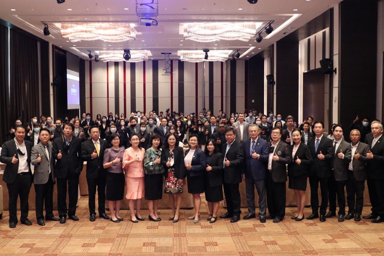 <p><strong>&ldquo;</strong><strong>พาณิชย์</strong><strong>&rdquo; เปิดตัวฐานข้อมูลโลจิสติกส์ Logistics+</strong></p>

<p>&nbsp; &nbsp; &nbsp; &nbsp; &nbsp; &nbsp; &nbsp; &nbsp; &nbsp; &nbsp; ธุรกิจบริการโลจิสติกส์ถือเป็นภาคส่วนสำคัญในการสนับสนุนการเติบโตของการค้าในภาคส่วนต่างๆ ทำให้เกิดการขับเคลื่อนการค้า และสร้างมูลค่าให้กับเศรษฐกิจ อย่างไรก็ตาม ในยุคปัจจุบันการแข่งขันด้านการค้าได้ปรับเปลี่ยนเข้าสู่สังคมเศรษฐกิจดิจิทัล สิ่งที่เป็นหัวใจสำคัญของธุรกิจ คือ ข้อมูลการค้าเชิงลึก ดังนั้น การขับเคลื่อนองค์กรด้วยข้อมูลการค้า จึงเป็นส่วนสำคัญในการเพิ่มศักยภาพและขีดความสามารถทางการค้าให้ธุรกิจสามารถวิเคราะห์ตลาด เห็นโอกาสและรุกสู่เป้าหมายได้อย่างตรงจุด&nbsp; สำนักงานนโยบายและยุทธศาสตร์การค้า กระทรวงพาณิชย์ จึงได้จัด<strong>งานเปิดตัวระบบฐานข้อมูลการค้าธุรกิจบริการโลจิสติกส์ : เปิดมิติอุตสาหกรรมโลจิสติกส์กับ&nbsp;</strong><strong>Big Data</strong>&nbsp;เมื่อวันที่ 7 ตุลาคม 2563 ณ โรงแรม<br />
อีสติน แกรนด์ สาทร กรุงเทพฯ เพื่อสร้างความตระหนักและให้ความรู้แก่ภาครัฐและผู้ประกอบการด้านโลจิสติกส์ พร้อมทั้งเปิดตัวฐานข้อมูลการค้าบริการโลจิสติกส์ ภายใต้ชื่อ&nbsp;<strong>Logistics+</strong></p>

<p>&nbsp; &nbsp; &nbsp; &nbsp; &nbsp; &nbsp; &nbsp; &nbsp; &nbsp; &nbsp;&nbsp;นางสาวพิมพ์ชนก วอนขอพร ผู้อำนวยการสำนักงานนโยบายและยุทธศาสตร์การค้า (ผอ.สนค.) &nbsp;กล่าวว่า การพัฒนาและยกระดับภาคบริการโลจิสติกส์ของไทยในปัจจุบัน ต้องเผชิญกับข้อจำกัดและความท้าทายหลายด้าน ปัจจัยสำคัญ คือ<strong>&nbsp;ข้อจำกัดด้านข้อมูลของภาคบริการโลจิสติกส์</strong>&nbsp;ซึ่งมีอยู่กระจัดกระจายหลายหน่วยงาน ซึ่งยังขาดการจัดเก็บ รวบรวม และนำมาสังเคราะห์อย่างครบถ้วนเป็นระบบ ก่อให้เกิดความไม่คล่องตัวในการนำข้อมูลไปใช้ในการวิเคราะห์ศักยภาพ และพัฒนาขีดความสามารถในการแข่งขันของประเทศไทย รวมทั้งส่งผลต่อภาคธุรกิจผู้ให้บริการโลจิสติกส์ต้องสูญเสียโอกาสทางธุรกิจที่สำคัญ และกระทบต่อความสามารถในการตัดสินใจจากการขาดข้อมูลภาคธุรกิจเชิงลึก สนค. ได้มองเห็นถึงปัญหาดังกล่าว จึงได้จัดทำ<strong>โครงการฐานข้อมูลธุรกิจโลจิสติกส์ และ&nbsp;</strong><strong>Dashboard รายงานสถานการณ์เศรษฐกิจการค้าและสถิติการค้าธุรกิจบริการโลจิสติกส์</strong>ขึ้น โดยได้รับการสนับสนุนอย่างดียิ่ง จากผู้ประกอบการภาคเอกชนและหน่วยงานภาครัฐ ในการให้โจทย์สำคัญ รวมถึงข้อเสนอแนะต่างๆ ซึ่งเป็นประโยชน์ต่อการพัฒนาฐานข้อมูลฯ</p>

<p>&nbsp; &nbsp; &nbsp; &nbsp; &nbsp; &nbsp; &nbsp; &nbsp; &nbsp; &nbsp;&nbsp;จากการทำงานอย่างใกล้ชิดและบูรณาการด้านข้อมูลระหว่างหน่วยงานทั้งภาครัฐและเอกชน ปัจจุบัน ฐานข้อมูลธุรกิจโลจิสติกส์ ภายใต้ชื่อ&nbsp;<strong>Logistics+</strong>&nbsp;ก็ได้เปิดให้ประชาชนเข้าถึงได้แล้วผ่านเว็ปไซต์&nbsp;<a href="http://www.xn--42ca1c5gh2k.com/"><strong>www.คิดค้า.com</strong></a>&nbsp;ซึ่งในการจัดงานดังกล่าวก็ได้มีการนำเสนอฐานข้อมูลฯ Analytics Dashboard&nbsp;ซึ่งชี้ข้อมูลสำคัญ 6 ประเด็น ได้แก่ 1) ขีดความสามารถของโลจิสติกส์ไทยเมื่อเทียบกับเวทีโลก 2) สภาพธุรกิจโลจิสติกส์ในประเทศไทย 3) ศักยภาพการเติบโตของธุรกิจในแต่ละพื้นที่ 4) โอกาสในการขยายธุรกิจของโลจิสติกส์ไทย 5) ปัจจัยที่กำหนดขีดความสามารถของโลจิสติกส์ไทย และ 6) ข้อมูลเปรียบเทียบความสามารถผู้ประกอบการในธุรกิจ นอกจากนี้ ยังได้รับเกียรติจาก คุณสุวิทย์ รัตนจินดา ประธานสมาพันธ์ผู้ให้บริการโลจิสติกส์ไทย คุณไพฑูรย์ จิรานันตรัตน์ กรรมการผู้จัดการ บริษัท เอสซีจี โลจิสติกส์ แมเนจเม้นท์ จำกัด และคุณสุรรัฐ เนียมกลาง ผู้อำนวยการกองยุทธศาสตร์การพัฒนาระบบโลจิสติกส์ สำนักงานสภาพัฒนาการเศรษฐกิจและสังคมแห่งชาติ ซึ่งทั้ง 3 ท่านถือว่าเป็นผู้ที่มีบทบาทสูงในวงการธุรกิจโลจิสติกส์ในระดับประเทศ ให้เกียรติมาเป็นวิทยากรในการเสวนาแลกเปลี่ยนมุมมองต่อการขับเคลื่อนโลจิสติกส์ในยุคดิจิทัล และ New Normal ตลอดจนการปรับตัวเพื่อให้สอดคล้องกับบริบทอุตสาหกรรมที่กำลังเปลี่ยนไป เพื่อทำให้องค์กรต่อยอดธุรกิจให้ประสบความสำเร็จได้</p>

<p>&nbsp; &nbsp; &nbsp; &nbsp; &nbsp; &nbsp; &nbsp; &nbsp; &nbsp; &nbsp;&nbsp;ฐานข้อมูลฯ นี้ จะเป็นเครื่องมือสำคัญในการติดอาวุธให้ภาคเอกชนสามารถใช้ประโยชน์จากข้อมูลในหลากหลายมิติเพื่อขับเคลื่อนธุรกิจ วิเคราะห์วางแผน สร้างความสามารถในการแข่งขัน และเห็นโอกาสในตลาดโลจิสติกส์มากขึ้น รวมทั้งนักวิเคราะห์ภาครัฐก็จะสามารถกำหนดนโยบายและยุทธศาสตร์เศรษฐกิจการค้าบริการโลจิสติกส์ได้ตรงเป้าหมาย และในระยะต่อไป สนค. จะพัฒนาเชื่อมโยงข้อมูลจากภาครัฐหลากหลายภาคส่วน อาทิ กรมศุลกากร กระทรวงคมนาคม สำนักงานประกันสังคม เพื่อให้ฐานข้อมูลมีข้อมูลที่ตอบโจทย์ และครอบคลุมการพัฒนายกระดับภาคบริการโลจิสติกส์ไทยในอนาคตต่อไป</p>

<p><em>--------------------------------------------------</em></p>

<p>สำนักงานนโยบายและยุทธศาสตร์การค้า</p>

<p>กระทรวงพาณิชย์</p>

<p>7 ตุลาคม 2563</p>

<p><img src="http://uploads.tpso.go.th/image-20230822144237-1.jpeg" /></p>

<p><img src="http://uploads.tpso.go.th/2.jpg" style="height:800px; width:1200px" /></p>

<p><img src="http://uploads.tpso.go.th/3.jpg" style="height:800px; width:1200px" /></p>

<p><img src="http://uploads.tpso.go.th/4.jpg" style="height:800px; width:1200px" /></p>

<p><img src="http://uploads.tpso.go.th/5.jpg" style="height:800px; width:1200px" /></p>

<p><img src="http://uploads.tpso.go.th/6.jpg" style="height:800px; width:1200px" /></p>

<p><img src="http://uploads.tpso.go.th/7.jpg" style="height:800px; width:1200px" /></p>

<p><img src="http://uploads.tpso.go.th/8.jpg" style="height:800px; width:1200px" /></p>

<p><img src="http://uploads.tpso.go.th/image-20230822144512-3.jpeg" /></p>
